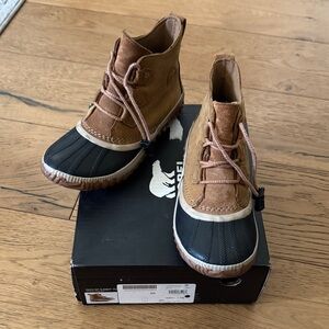 Sorel Out N About Kids 6Y womens 7 rain snow boots suede rubber